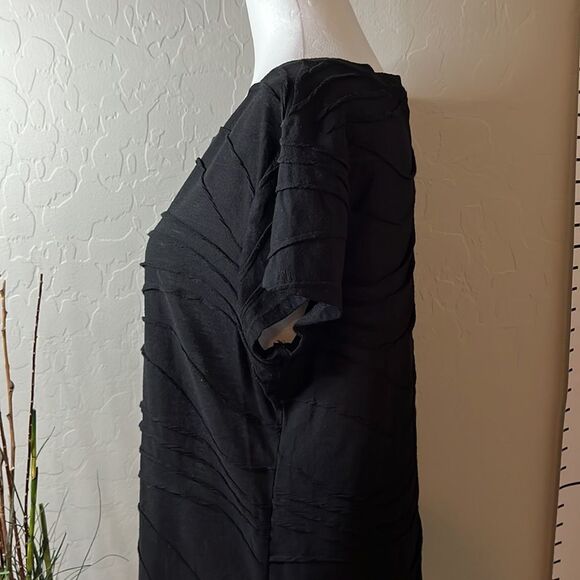 SIMPLY Vera Vera Wang short sleeve black T-shirt with wavy exposed seam design. - Picture 3 of 11